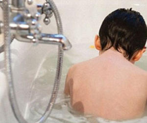 Cháu tắt thở trong chậu tắm vì ông nghe điện thoại