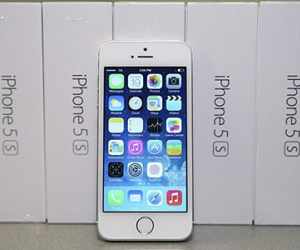 iPhone 5S chính hãng giảm giá trước sức ép từ máy xách tay