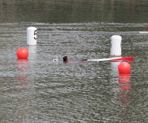VĐV Canoeing Việt Nam bị lật thuyền khi về đích nhưng vẫn có HCĐ