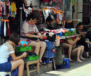 Giật mình với hình ảnh người người cắm đầu vào smartphone