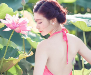 Ngỡ ngàng cô giáo tiểu học tương lai mặc áo yếm khoe lưng trần