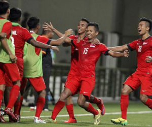 Thắng Campuchia, U-23 Singapore vươn lên nhì bảng