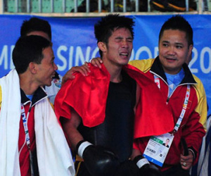 Võ sĩ Việt kiệt sức sau khi giành HCV wushu SEA Games 28
