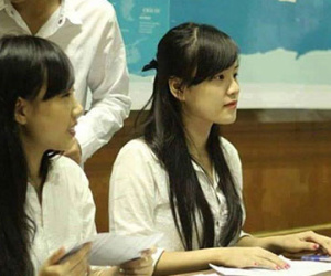 Dân mạng xôn xao trào lưu chụp ảnh hot girl "tìm người thân"