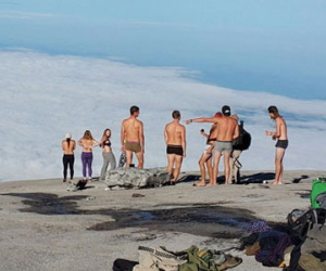 Malaysia bắt nữ du khách khỏa thân chụp ảnh trên núi Kinabalu