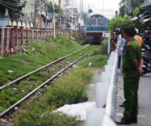 Người đàn ông đứng giữa đường ray khi tàu hỏa lao tới