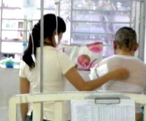 Tạt xăng đốt cháy người đến gây sự