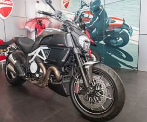 Ảnh chi tiết Ducati Diavel Carbon 2015 đen trắng độc nhất Hà Nội