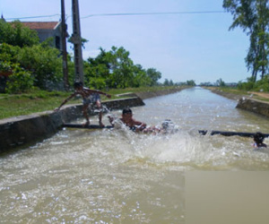 Người cha lặn ngụp suốt 5 giờ mò xác con trai