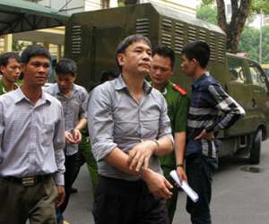 Nguyên Phó ban tổ chức Quận ủy bật khóc tại tòa