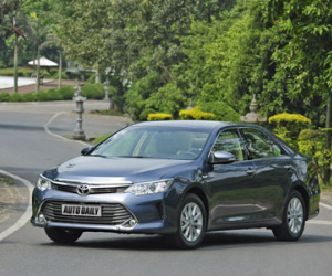 Vừa ra mắt, Camry 2015 bán “chạy như tôm tươi”