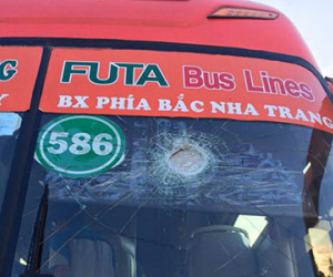 Xe khách Phương Trang bị ném đá trực diện, tài xế bị thương