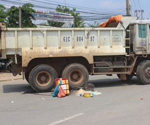 Xe tải chạy trái chiều cán tử vong người phụ nữ bán kem
