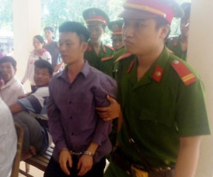Bị nghi ăn trộm cỏ, thanh niên lao vào đấm công an