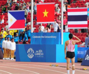 HCB nhảy cao Đào Văn Thủy đã khiến cả sân đứng dậy chào cờ Việt Nam như thế nào?
