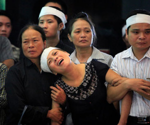 Khóc ngất tiễn đưa 5 người trong một gia đình sau vụ cháy