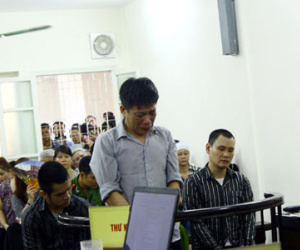 Nói lời sau cùng, Phó ban Quận ủy nức nở xin lỗi