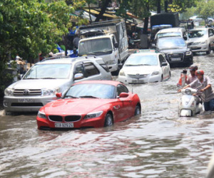 TP.HCM: Mưa 30 phút, đường gần các cây cầu ngập nặng