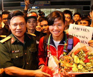 Ánh Viên về nước trong vòng tay người hâm mộ