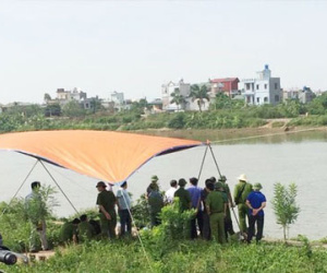 Chồng đập vỡ sọ vợ, nhét vào bao tải thả trôi sông