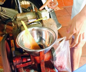 Độc chiêu ăn bớt: Bà chủ hàng thịt lột tiền khách quen