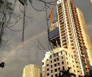 Gió thổi bay biển quảng cáo khổng lồ, đè trúng 2 người