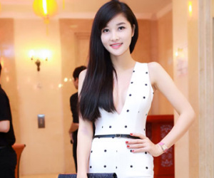 Hoa hậu dân tộc Triệu Thị Hà diện áo xẻ ngực sâu đi sự kiện