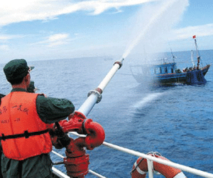Quảng Ngãi: Tàu Trung Quốc dùng vòi rồng xịt bay ngư dân trên biển