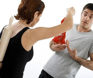 Vợ chồng khẩu chiến nảy lửa chỉ vì cái quần lạ
