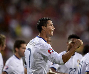 Armenia 2-3 Bồ Đào Nha: Ronaldo bùng nổ dữ dội, lại ghi hat-trick cứu Bồ
