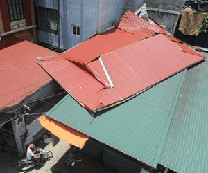 Giông lốc cuốn mái nhà người dân Hà Nội bay xa 150m