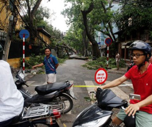 Hà Nội cấm đường, đóng cửa công viên sau trận cuồng phong