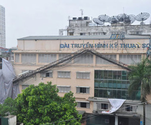 Hà Nội ngổn ngang cây gãy đổ, cột thu sóng VTC bị quật ngã