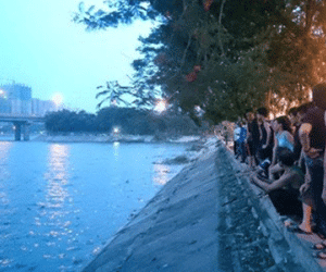 Hoảng hồn phát hiện thi thể cởi trần ở hồ Linh Đàm