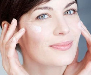 4 sản phẩm chăm sóc da nhất định phải dùng vào tuổi trung niên