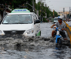 Nhiều hoạt động của người Sài Gòn tê liệt vì mưa ngập