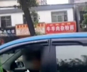 Nữ tài xế gây sốc khi vừa lái xe vừa... truyền dịch