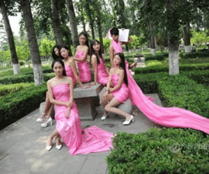 Sinh viên quấn ruy băng hồng chụp ảnh kỷ yếu