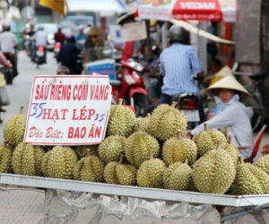 Trái cây đặc sản miền Tây giảm giá mạnh, vắng khách mua