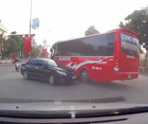 Xe khách lách rào chắn vượt đường ray trước mũi tàu hỏa