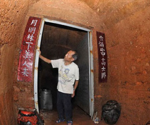 Làm nhà trong núi để sống sau khi bỏ vợ