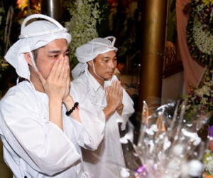 Ngọc Sơn ôm mặt khóc tiễn biệt cha lần cuối