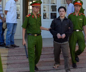 Ra tù chưa về đến nhà đã hiếp dâm bà cụ, giết 2 mạng người