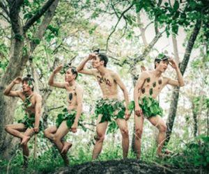 Teen Gia Lai dùng lá cây đóng khố chụp ảnh kỷ yếu