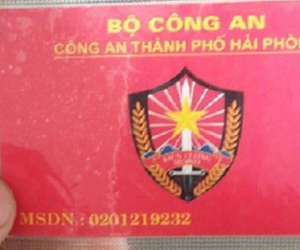 Dùng thẻ giả danh công an bắt phạt nhầm... công an thật