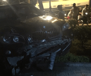 Hà Nội: Ô tô điên lao vào công viên, một thai phụ nguy kịch