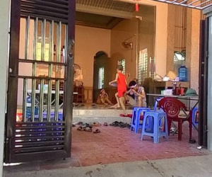 Tiếng gọi nhói lòng của bé trai khi bố mẹ cùng ôm mìn tự sát