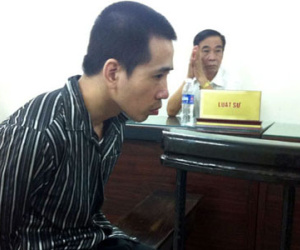Tưới xăng thiêu nhà hàng xóm vì... mất ngủ