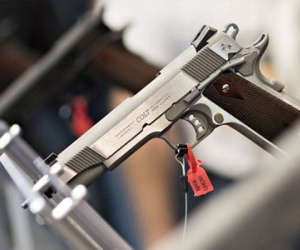 Vì sao hãng sản xuất súng lừng danh Colt phá sản?