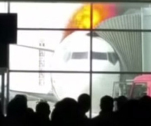 Vừa về sân bay, chiếc Boeing bốc cháy ngùn ngụt